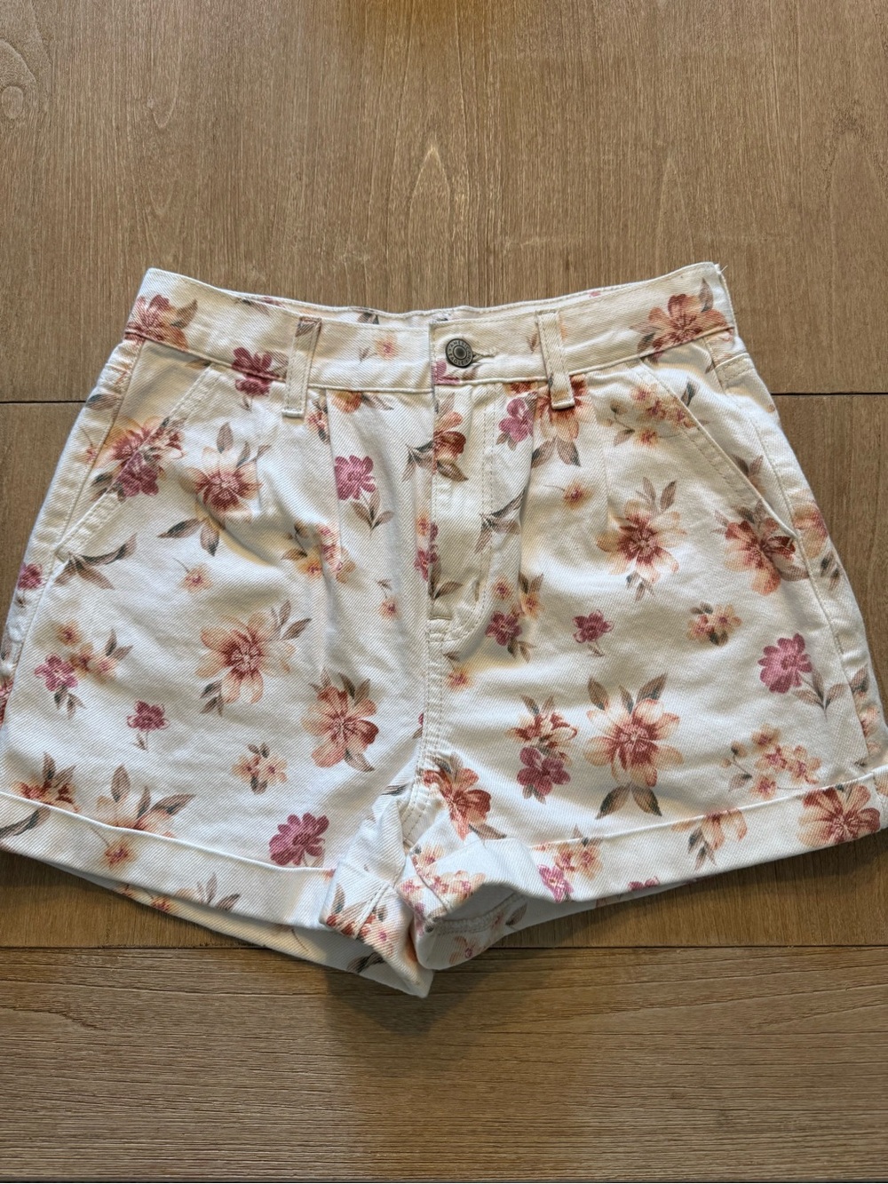 American Eagle Floral Print Women's Shorts - White with Pink Blossoms
